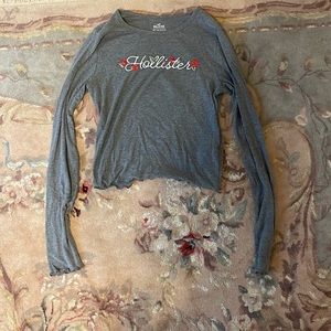 Cropped hollister long sleeve. Grey with white cursive writing and red roses.